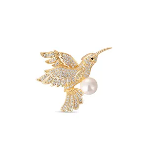JwL Luxury Pearls Očarujúce pozlátená brošňa kolibrík s pravou perlou JL0516 JwL Luxury Pearls Očarujúce pozlátená brošňa kolibrík s pravou perlou JL0516