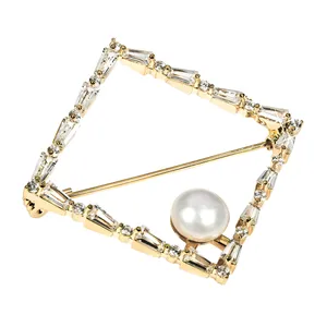 JwL Luxury Pearls Trblietavá pozlátená brošňa s pravou perlou JL0520 JwL Luxury Pearls Trblietavá pozlátená brošňa s pravou perlou JL0520
