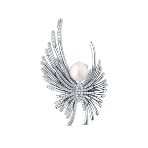 JwL Luxury Pearls Pôvabná brošňa anjel s perlou a kryštálmi JL0823 JwL Luxury Pearls Pôvabná brošňa anjel s perlou a kryštálmi JL0823